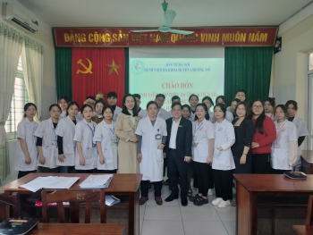 Sinh viên lớp K13CNA 01 Khoa Điều dưỡng thực tập tốt nghiệp tại Bệnh viện Đa khoa huyện Chương Mỹ, TP Hà Nội.