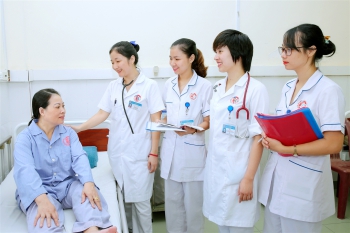 Hội Điều dưỡng Việt Nam đòi 'trả lại tên' cho nghề điều dưỡng trong tờ khai làm căn cước công dân.