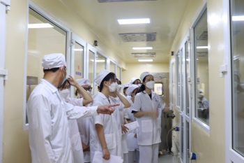 Tham quan quy trình sản xuất thuốc tại nhà máy thuốc - Cao Đẳng Kỹ Thuật Y Dược Hà Nội