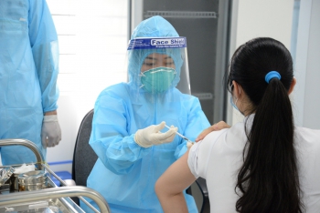 Việt Nam triển khai tiêm vắc xin COVID-19 cho nhân viên y tế.