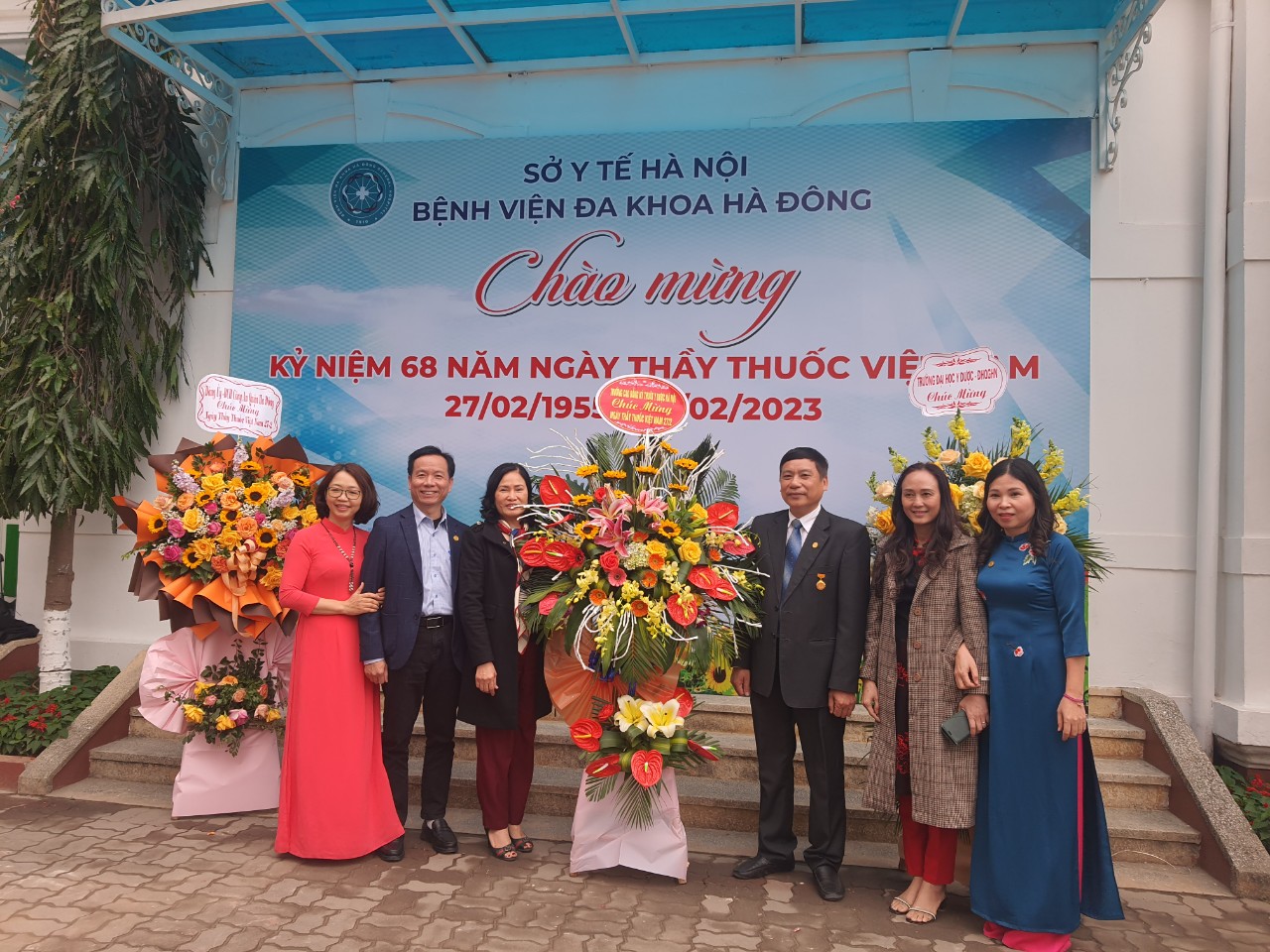 Tặng hoa chúc mừng 68 năm Ngày Thầy thuốc Việt Nam (27/2/1955 - 27.2/2023)